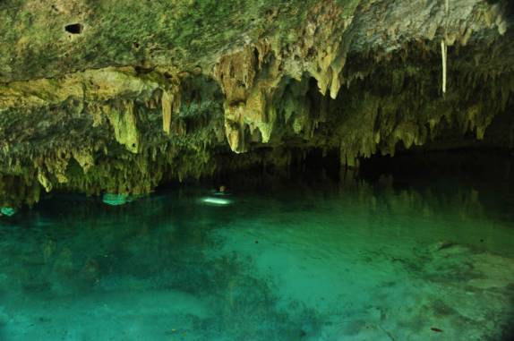 O magnífico cenote Pet Cementery, cheio de formações,  em Tulum, na costa caribenha do Yucatán, no México